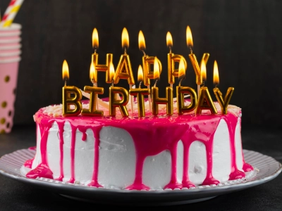 Pastel de cumpleaños con mermelada